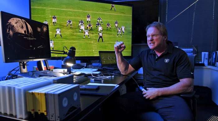 gruden-desk-fist-pump.jpg